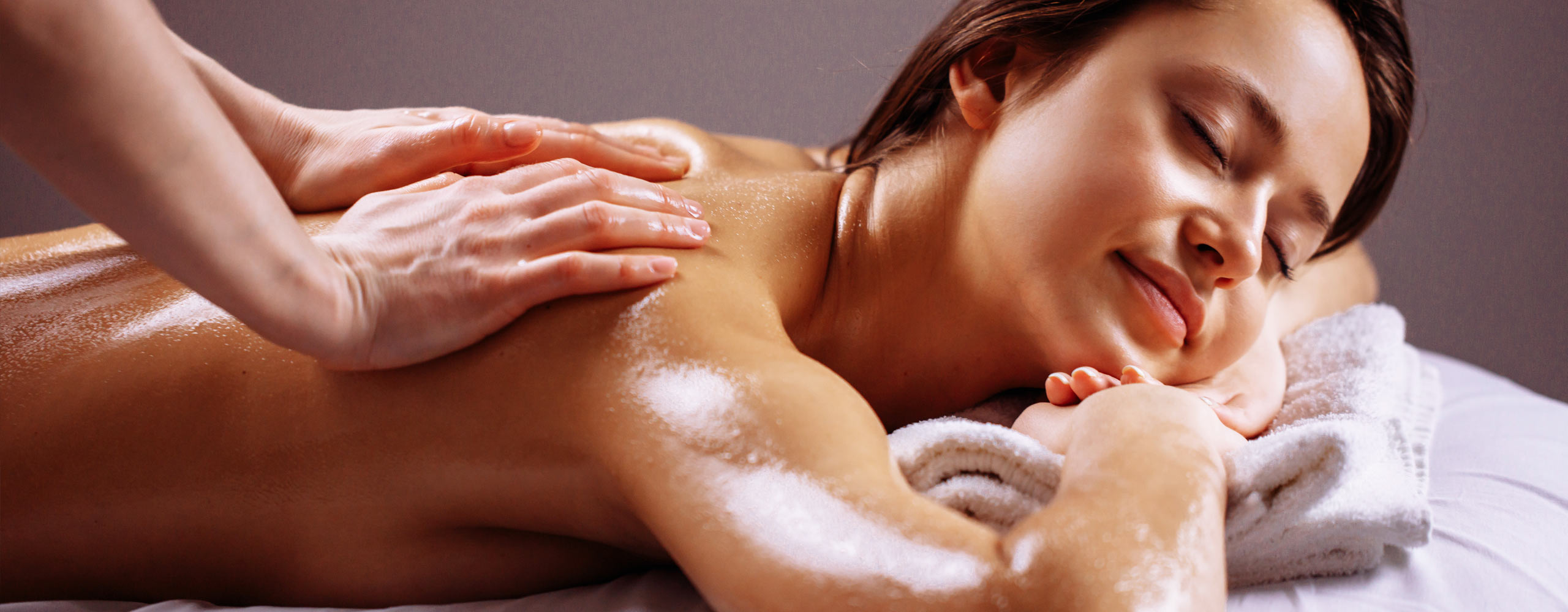 Tìm hiểu về massage tinh dầu – liệu pháp an toàn cho sức khỏe