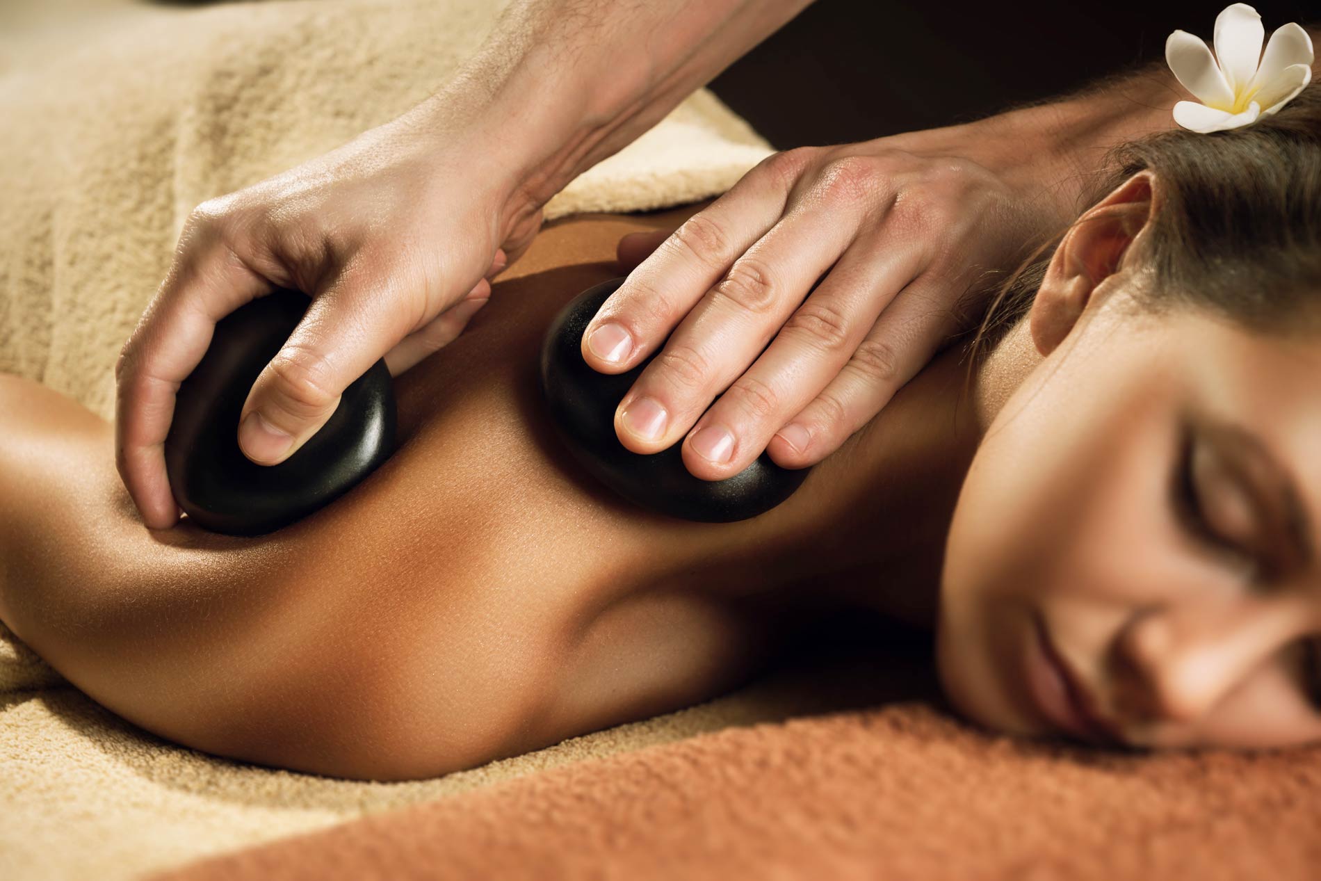 Massage đá nóng và những công dụng tuyệt vời không phải ai cũng biết